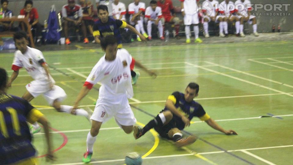Pemain GPS Jogjakarta (putih) saat berebut bola dengan pemain Victory Solo. Dalam pertandingan ini, GPS berhasil mengalahkan Victory dengan skor 3-0 dan GPS memastikan satu tiket ke babak semifinal. - INDOSPORT
